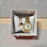 Set cadou damă ceas elegant auriu cu brățară – Design floral