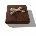 Cutie ceas alb si maro cu funda