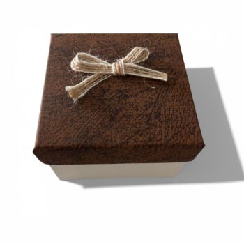 Cutie ceas alb si maro cu funda